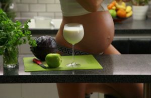Schwangere Frau mit gesunden Lebensmitteln