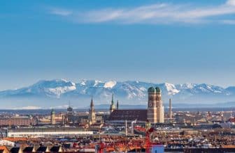 München vor den Alpen