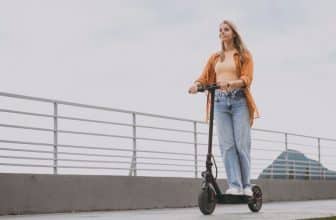 Junge Frau auf E-Scooter